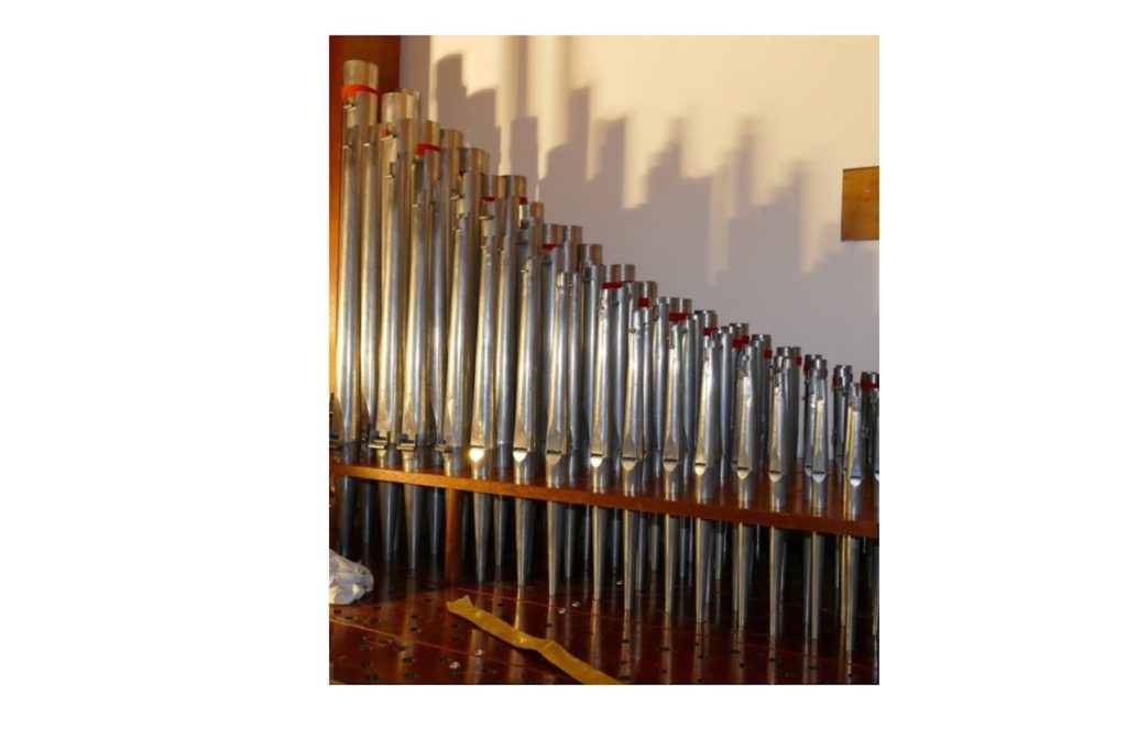 Inzwischen erleben wir sozusagen die „Wiederauferstehung“ unseres Instrumentes! Und so kann nun KMD Sönke Wittnebel in Gottesdiensten die begeisternde neue Klangfülle der Gemeinde vorstellen …