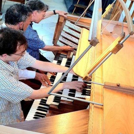 Orgelbausachverständiger KMD Thomas Haller (Mitte), sein Assistent (vorne) und KMD Sönke Wittnebel testen die Funktionsweisen bei der Orgelabnahme.