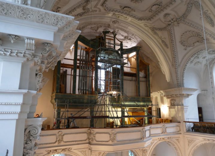 Ein Blick von Südosten auf die Westempore mit dem ausgebauten Innenleben der Orgel